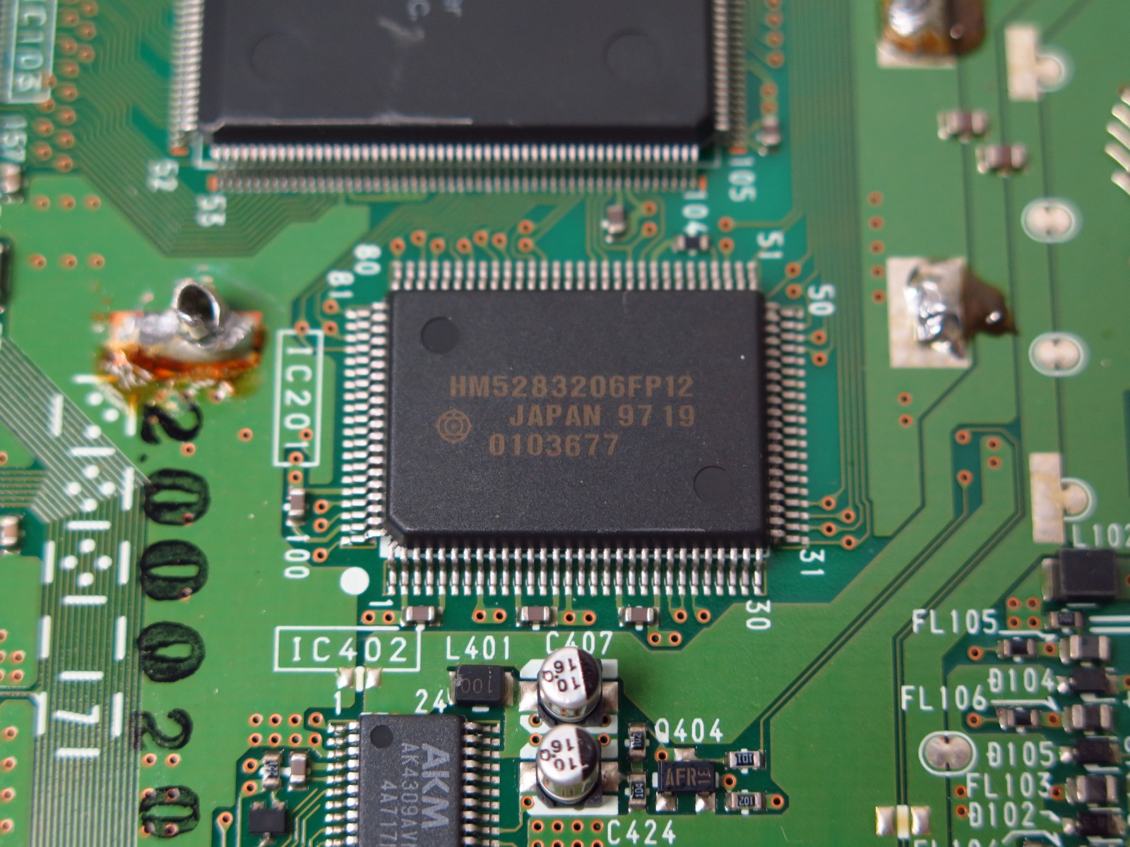 「HM5283206FP12」は日立製のSGRAMで、容量は1MBと少ない。動作クロックは83MHzだ