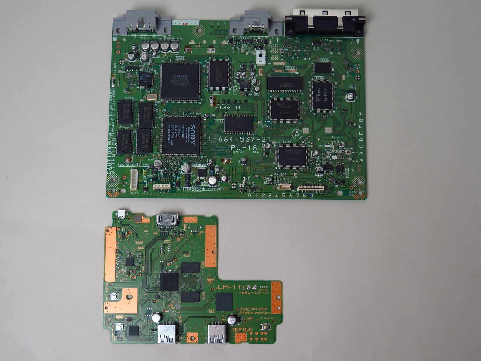 プレイステーション クラシックのチップにはもはやSONYロゴはなく、基板のみに入っている