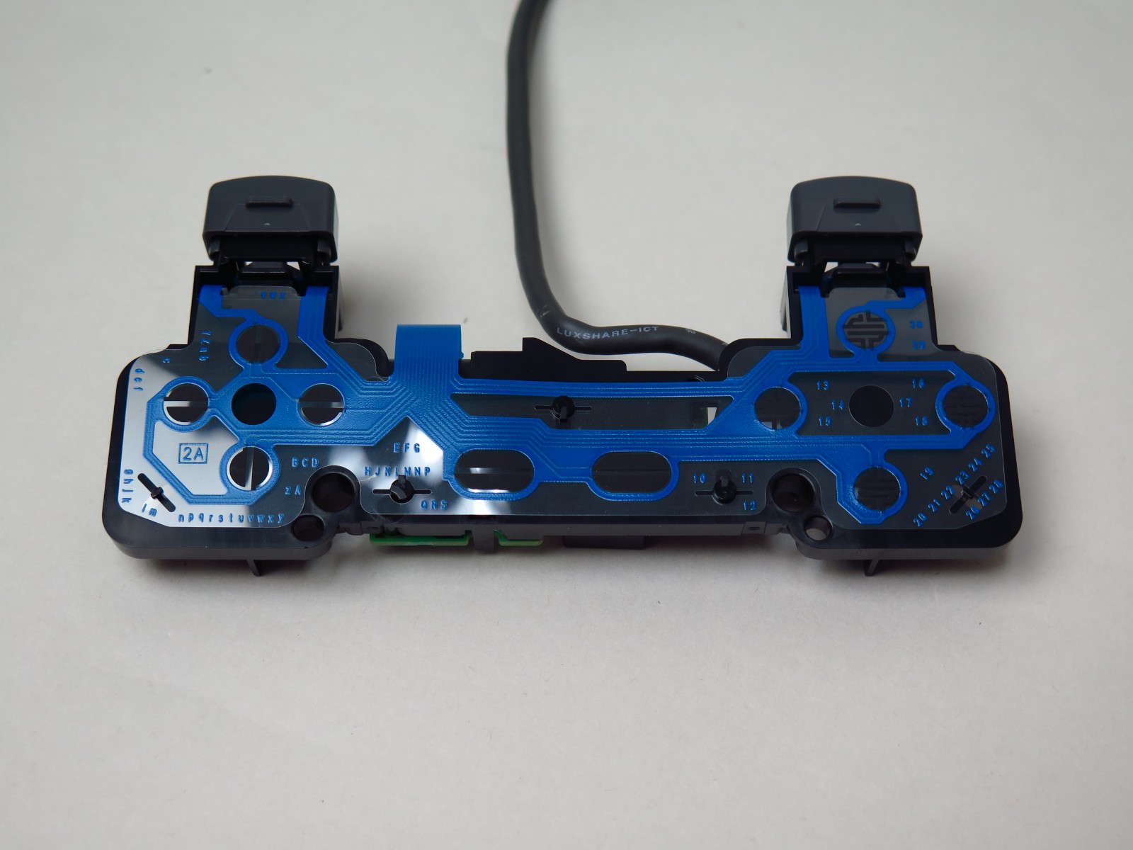 ボタンはすべてフィルム基板となっており、容易に交換できる