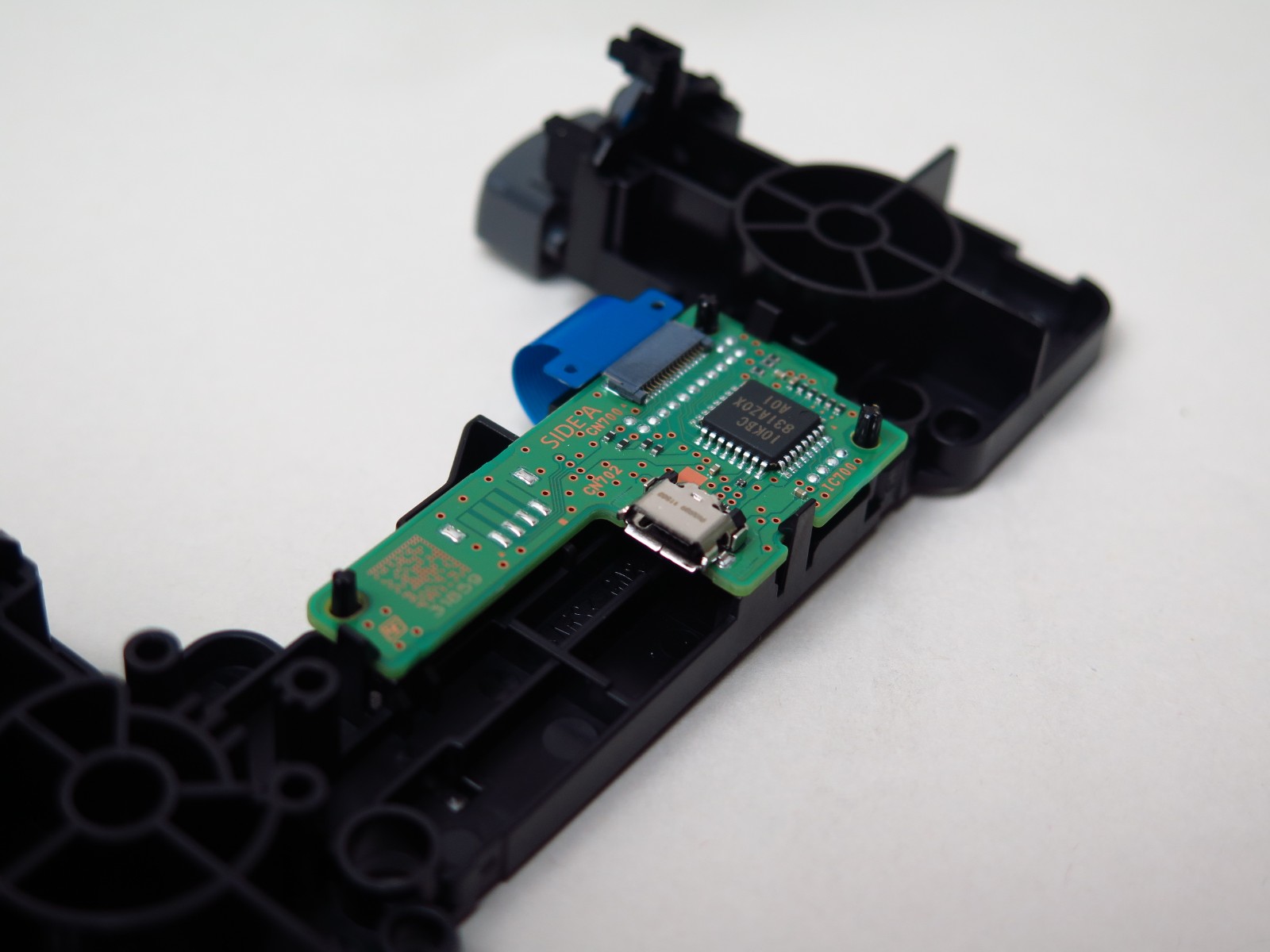 Micro USBコネクタを用いている