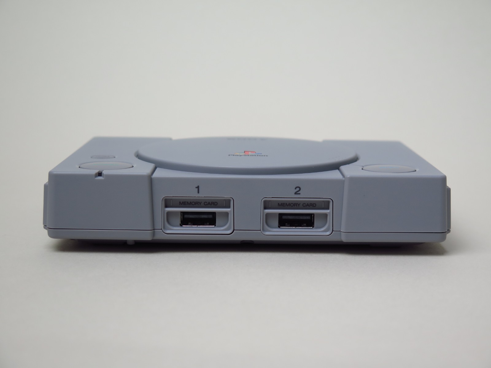 前面にコントローラ接続のUSBポートがある