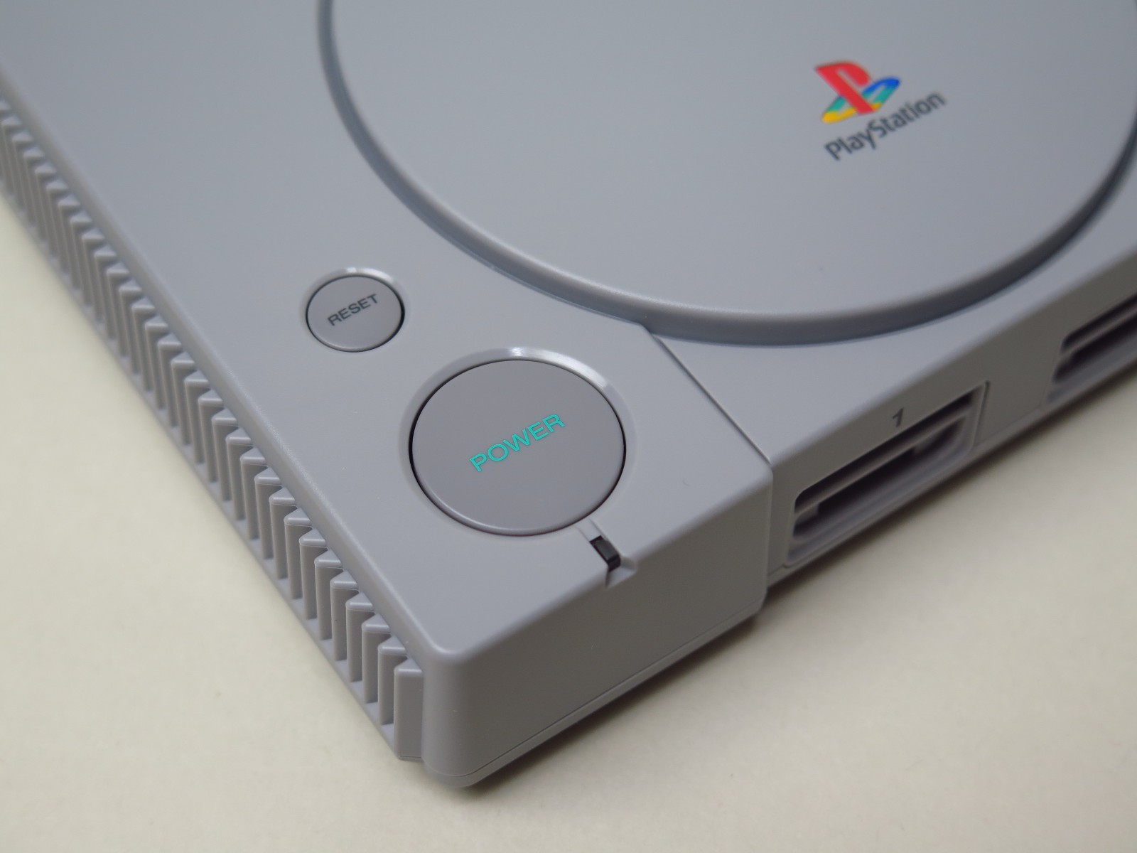 POWERボタンとRESETボタンはオリジナルを踏襲