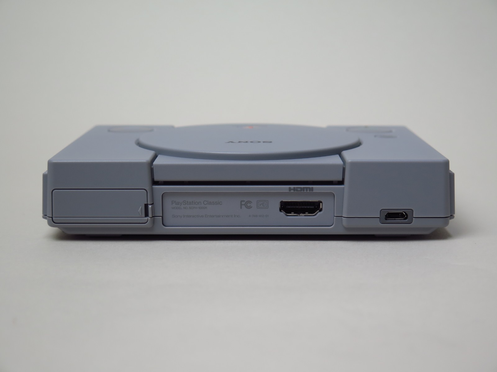 本体背面はMicro USBとHDMIのみ。パラレルポートのフタはダミーで実際は開かない