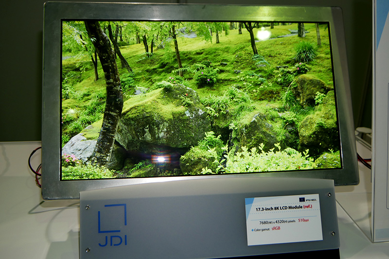 17.3型8K液晶ディスプレイ