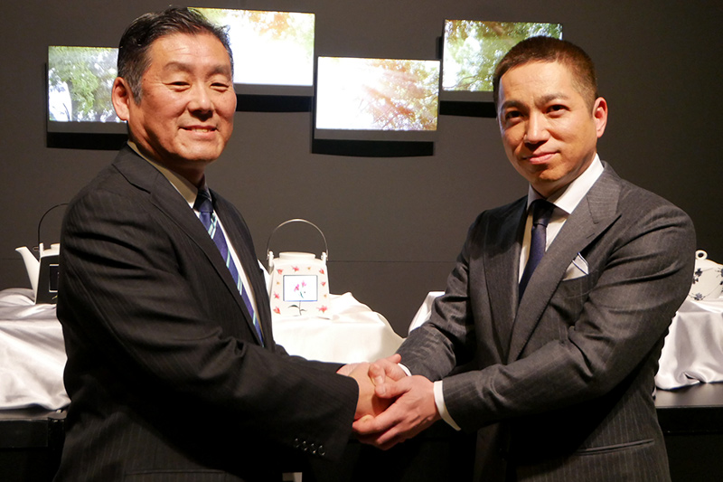 鳴海製陶の藤江憲社長(左)とジャパンディスプレイ 常務執行役員兼CMOの伊藤嘉明氏