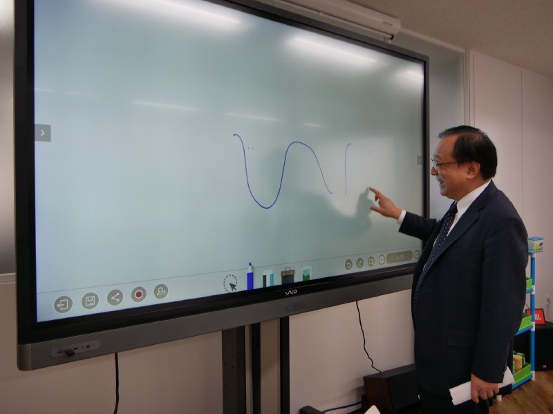 BenQとのパートナーシップによって製品化した電子黒板「VAIO Liberta」を自ら操作する吉田社長