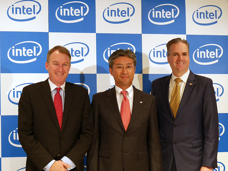 インテル代表取締役社長就任会見時の鈴木国正氏(中央)。左は米Intelセールス&マーケティング統括本部 副社長兼グローバル・マーケッツ&パートナーズ本部長 シャノン・ポーリン氏、右は前任の代表取締役社長であったスコット・オーバーソン氏