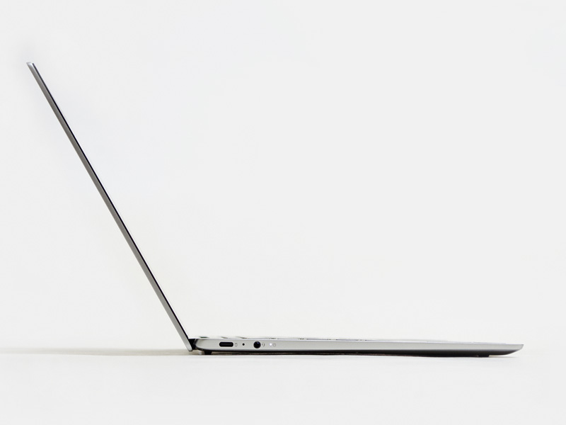 横から。パネルも筐体もかなり薄いことが分かる