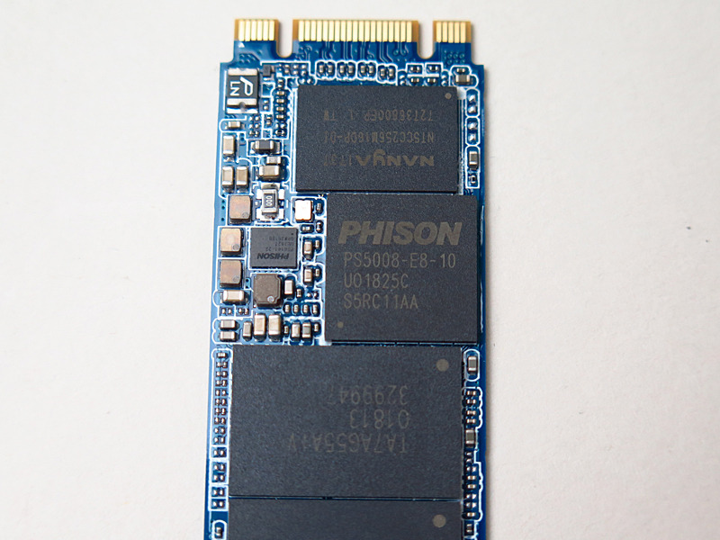 コントローラはPS5008-E8-10、DDR3メモリはNT5CC256M16DP-DI、NANDフラッシュはTA7AG55AIVと刻印されている