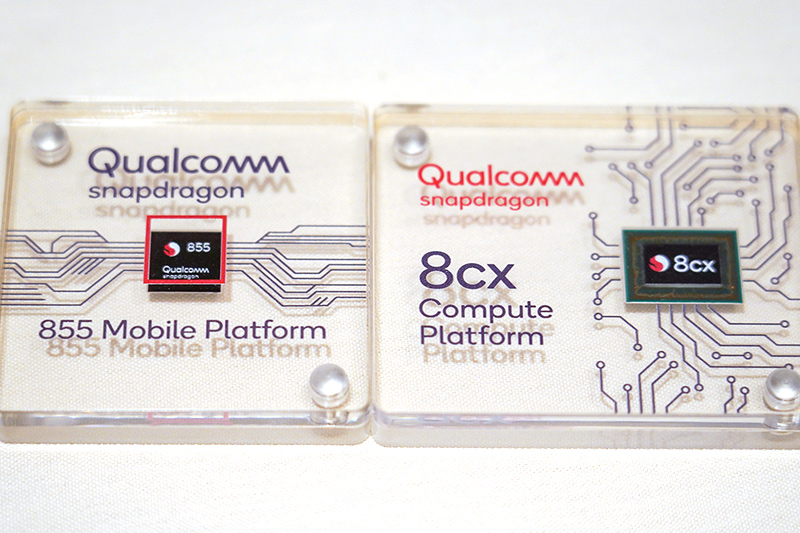Snapdragon 855(左)とSnapdragon 8cx(右)。8cxの方がパッケージが大きくなっているのは、PCI Expressへの対応や、メモリコントローラの128bit化によりピン数が増えているため