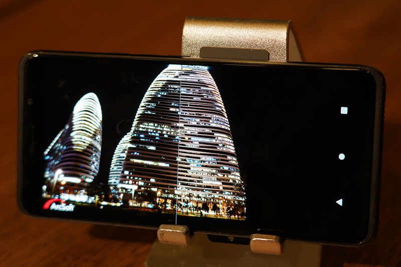 ArcSoftの「Super Night」。AIによりコントラストなどPhotoshopで補正するようなパラメーターをAIが自動で行ない、より鮮明な夜景を撮影することができる。右側が補正後