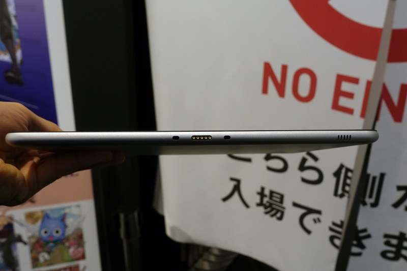 下側面はカバータイプキーボードを接続するポゴピンがある