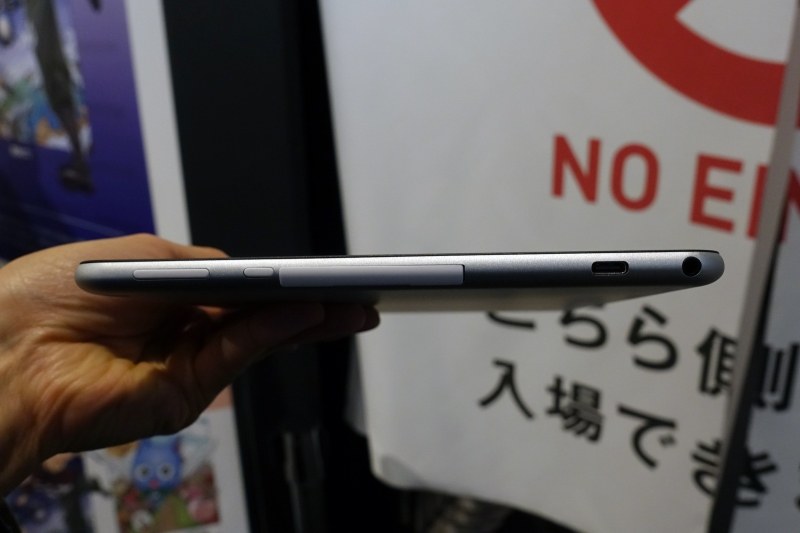 左側面にインターフェイス類。右側面にはなにもない