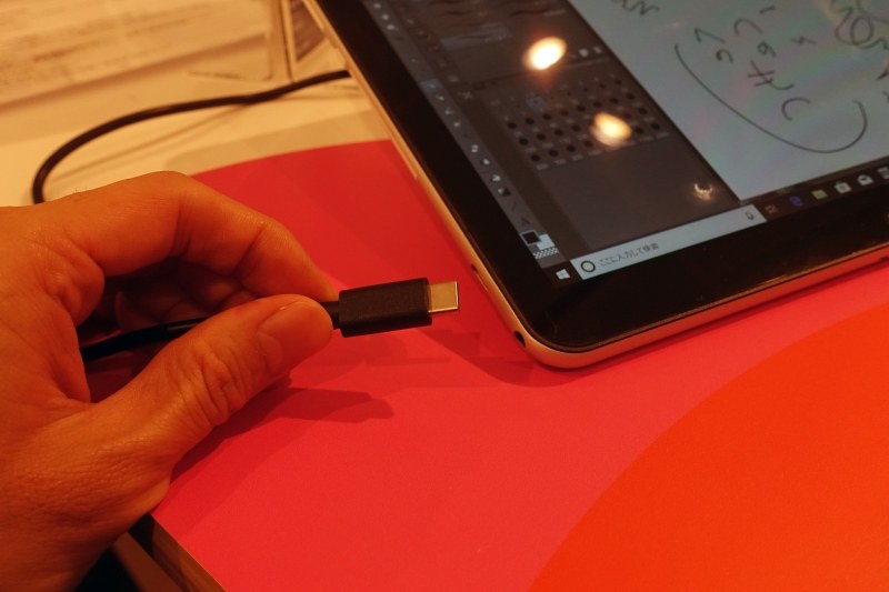 充電兼用のUSB Type-Cポート。5V/2Aといった一般的なモバイルバッテリでも充電可能