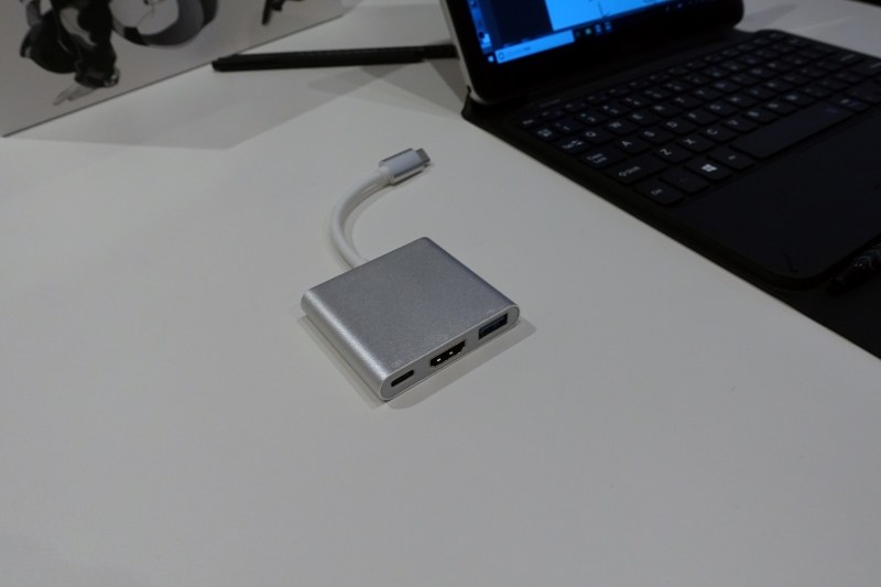 オプションの「USB Type-Cハブ」。価格は3,000円