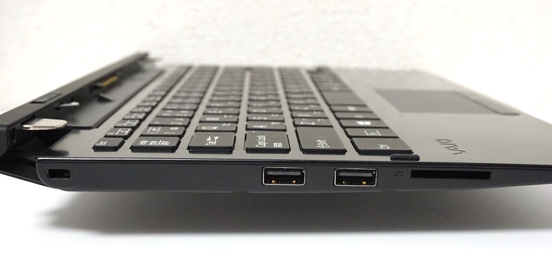 左側面には2基のUSB 2.0ポートと、SDカードスロットを搭載