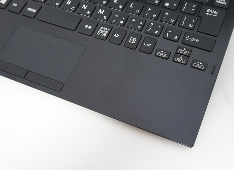 ひんやりとしたアルミ製のパームレスト