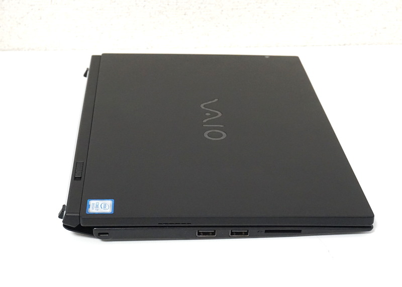 これはタブレット部分をキーボードユニットに挿して閉じた状態