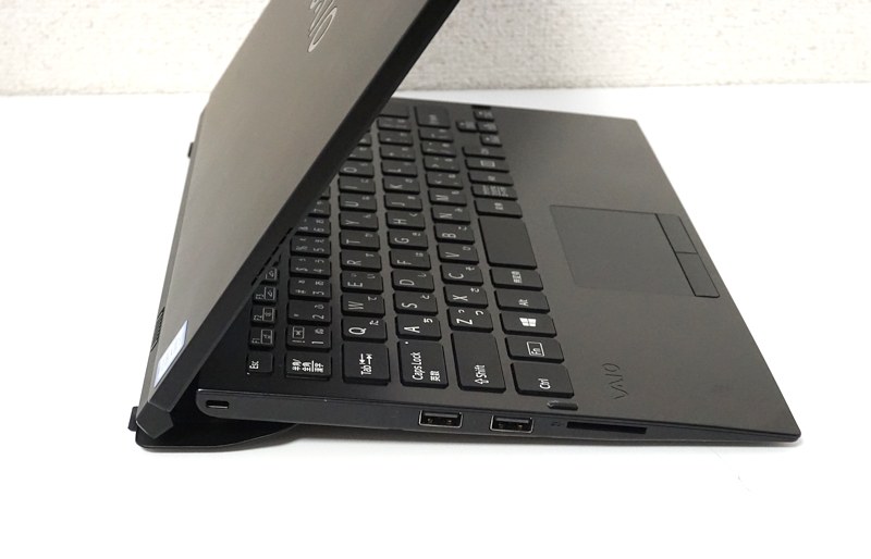 タブレット部分を開くと、このように底面のスタビライザーフラップが膨らむ