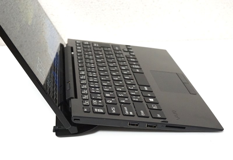 完全に開くと、スタビライザーフラップが底面を大きく持ち上げた状態になる