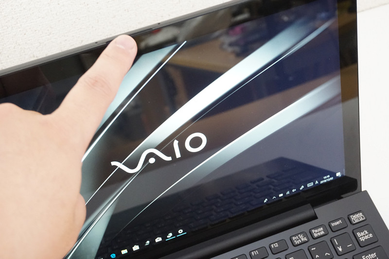 液晶上部をタッチしても、簡単に後ろに倒れたりはしない