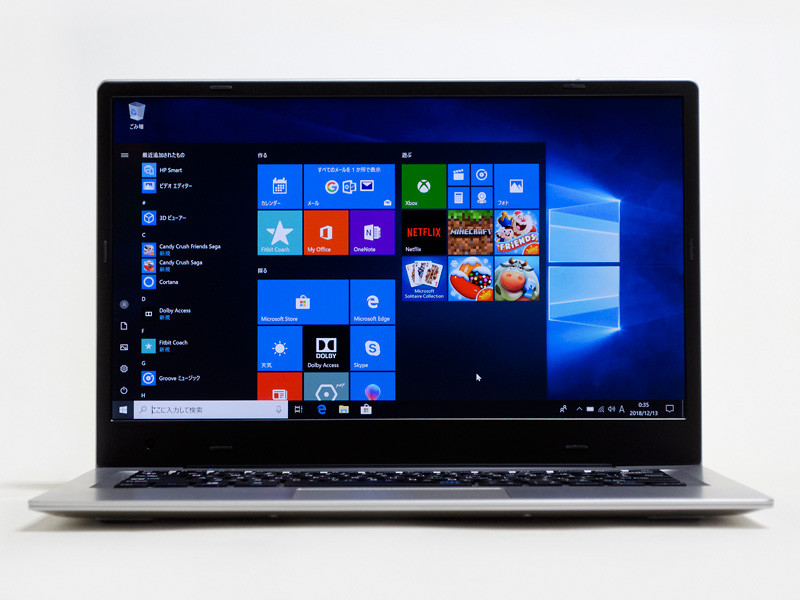 上中央にWebカメラ。正面側面は鋭角でステータスLEDなどはない