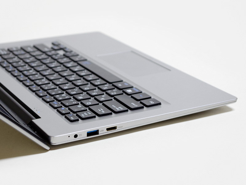 左側面。電源入力、USB 3.0、Mini HDMI