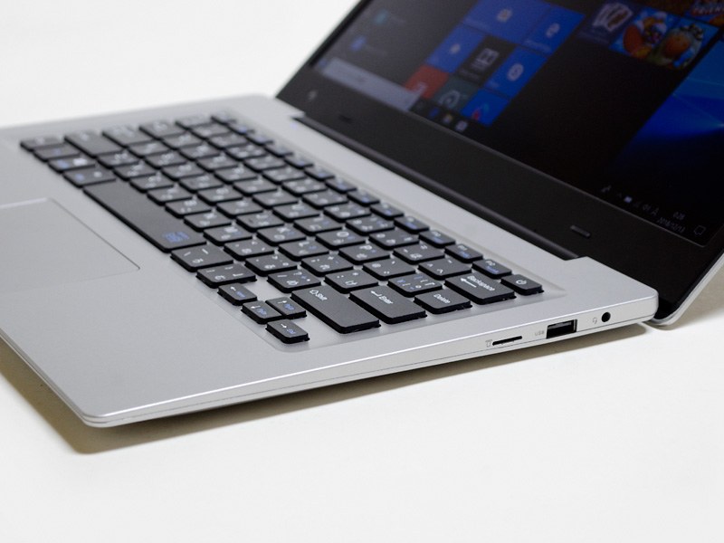 右側面。音声入出力、USB 2.0、microSDカードリーダ