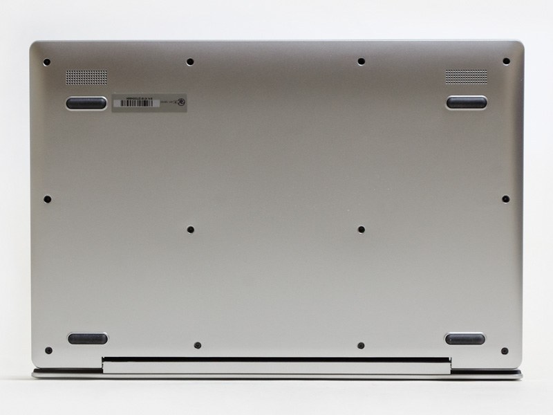 底面は手前左右のスリットにスピーカー。ゴム足は4つだが高さは同じでキーボード面は傾かない