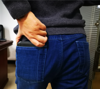 ズボンのポケットに収まるサイズ