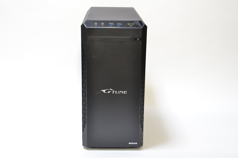 前面はロゴがある以外に飾り気はなく、形状もかなりシンプル