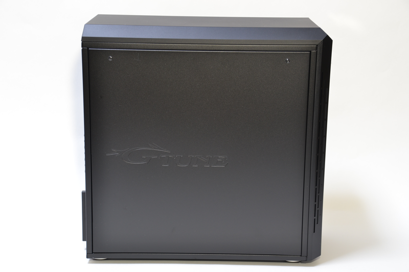 左サイドパネルは1枚板。パネルを外すためのネジが側面についているのも特徴的