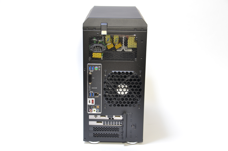 背面もシンプルながら、なるべく大きなファンを取り付けようという意図を感じる