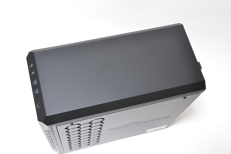 天板は側面の斜めの切れ込み以外はフラットな形状