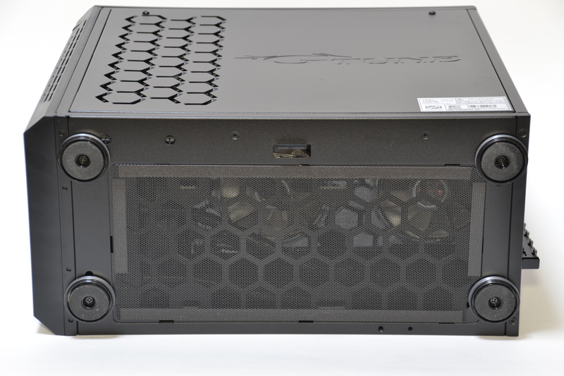 底面はハニカム形状の穴が開けられていて、吸気口となる。フィルタは取り外して洗える