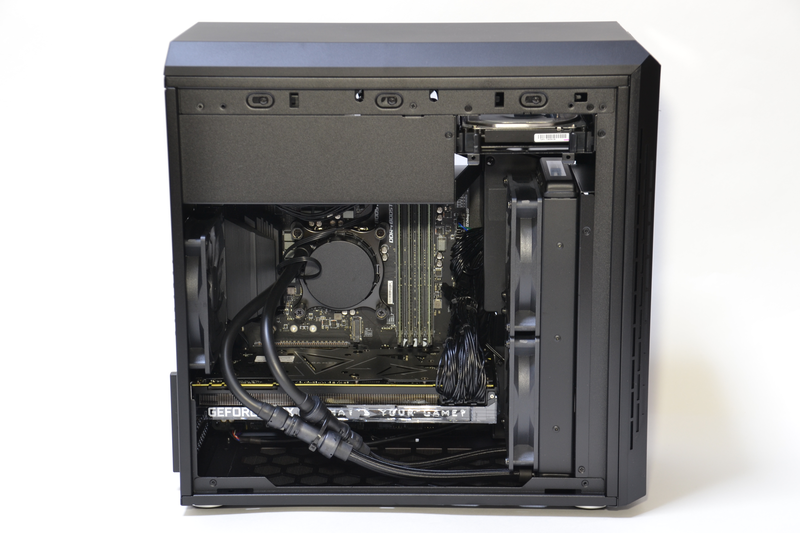 左サイドパネルを開けると、内部は思いのほかすっきりとしている