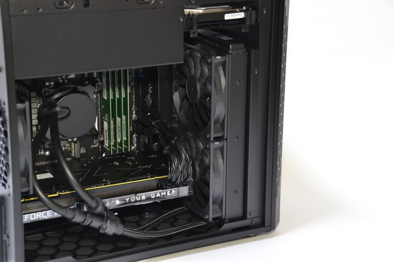 前方にはCPU水冷用のラジエータ。大きいのだがケースに馴染んでいて威圧感がない