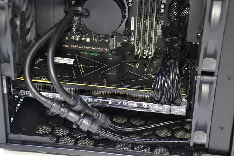 GeForce RTX 2080 Ti。ラジエータとギリギリ干渉しないよう収まっている