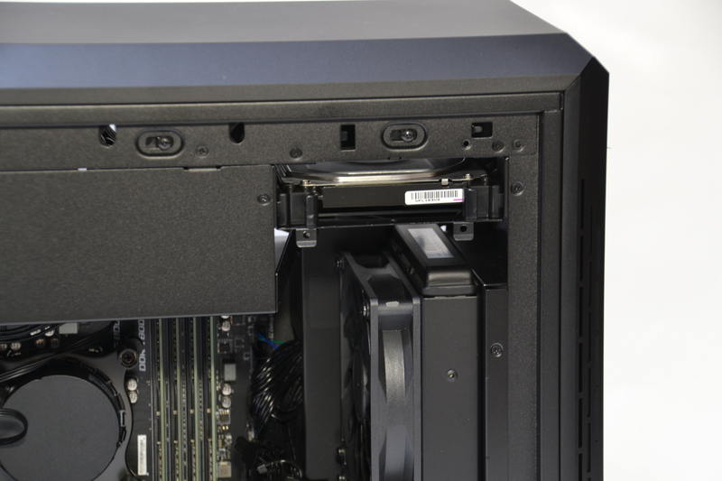 3.5インチベイは前方上部。HDDはここに収められている