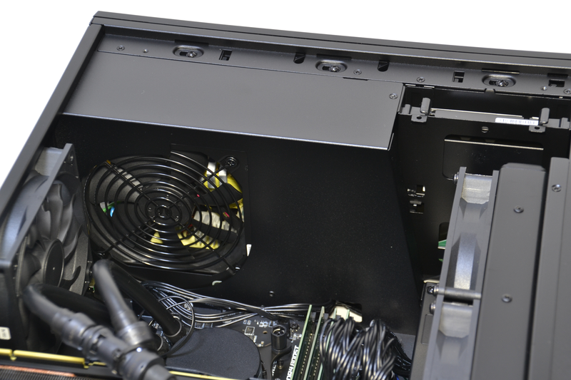 電源ユニットは後方上部。電源ファンをエアフローに含めた考え方になっている