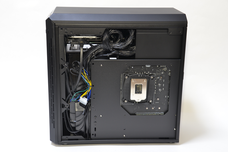 右サイドパネルを開いたところ。ラジエータの裏側が配線スペースになっている