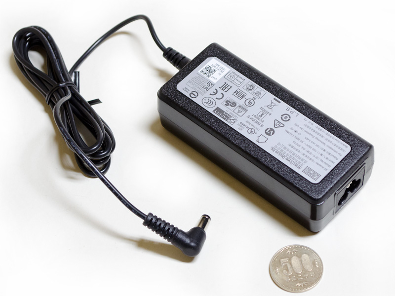 付属のACアダプタ。サイズ約105×45×30mm(同)、重量214g。出力19V/3.42A