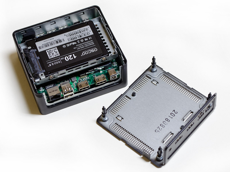 内部1。内部上側に2.5インチのマウンターがある。4つのネジで本体に引っ掛けてるだけなので交換も容易