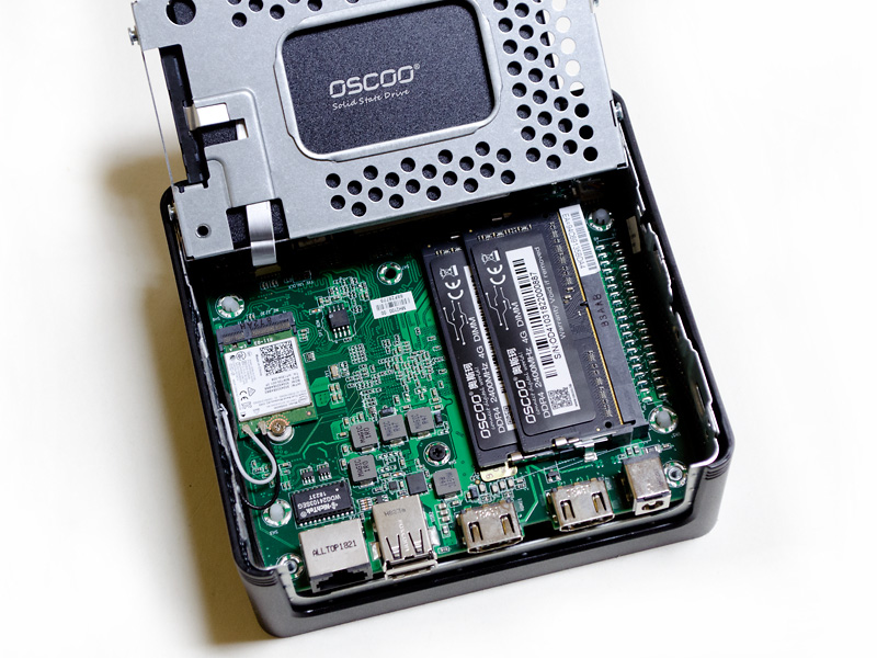 内部2。右側にメモリスロットが2つ(SO-DIMM DDR4-2400)、左側にWi-FiBluetoothモジュール