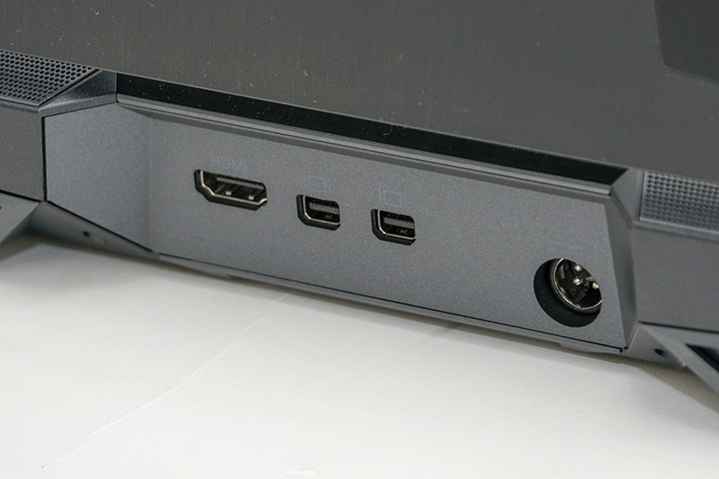 背面にHDMIとDisplayPort×2を備える