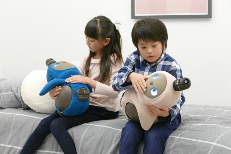 LOVOTは抱っこされるのが好き