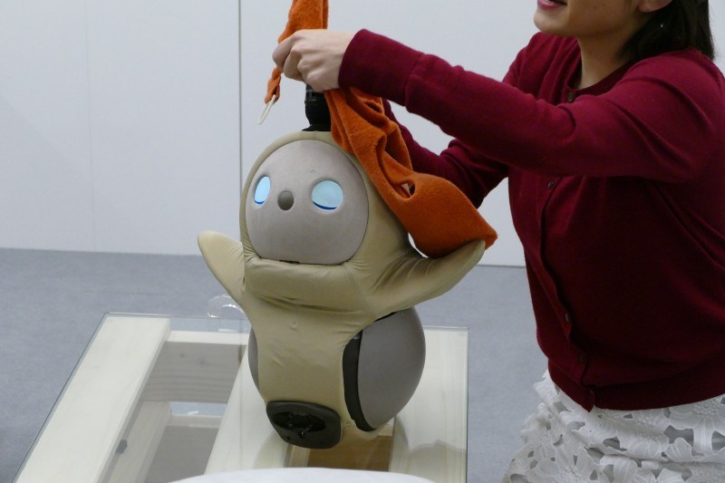 着替え中のLOVOT