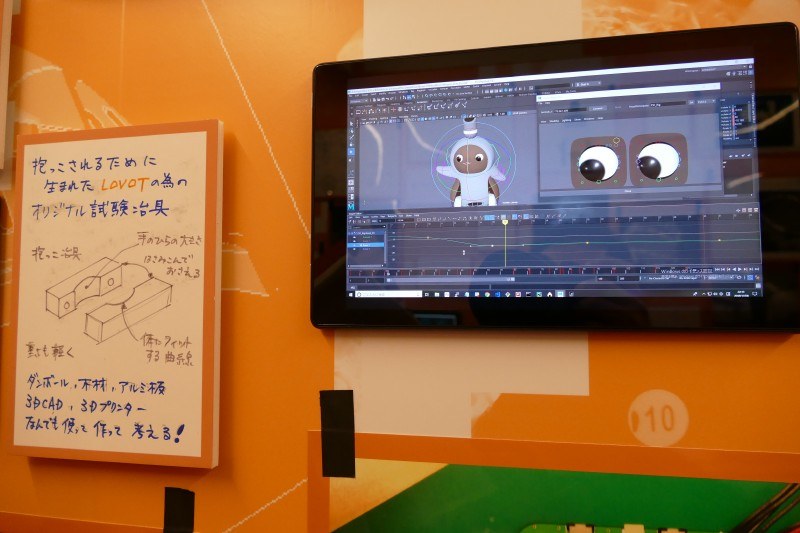 発表会場では、これまでのLOVOT開発経緯がボードで展示されていた。最初はもっと大きかったこと、熱設計などで苦心したことが見てとれる