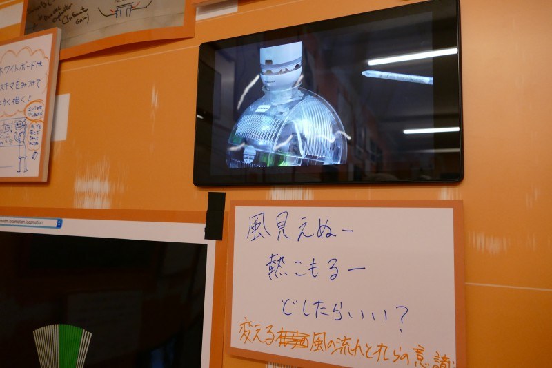 発表会場では、これまでのLOVOT開発経緯がボードで展示されていた。最初はもっと大きかったこと、熱設計などで苦心したことが見てとれる