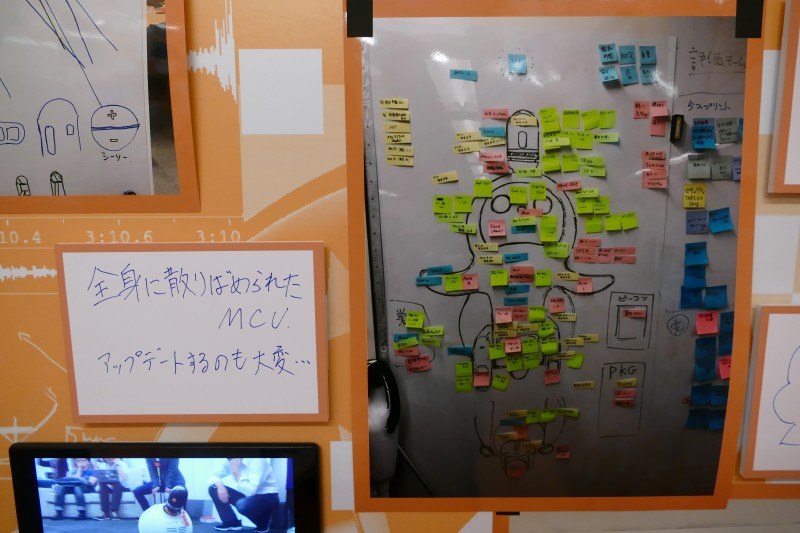 発表会場では、これまでのLOVOT開発経緯がボードで展示されていた。最初はもっと大きかったこと、熱設計などで苦心したことが見てとれる